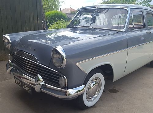 Ford Zodiac équipé de 6,40 x 13 et des rabats Camac flancs blancs