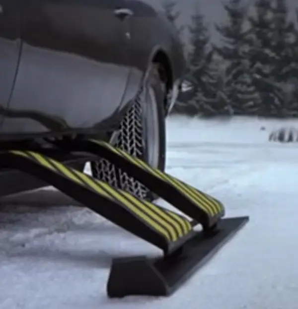 PIRELLI P7 Tyres on Bond's V8 Vantage