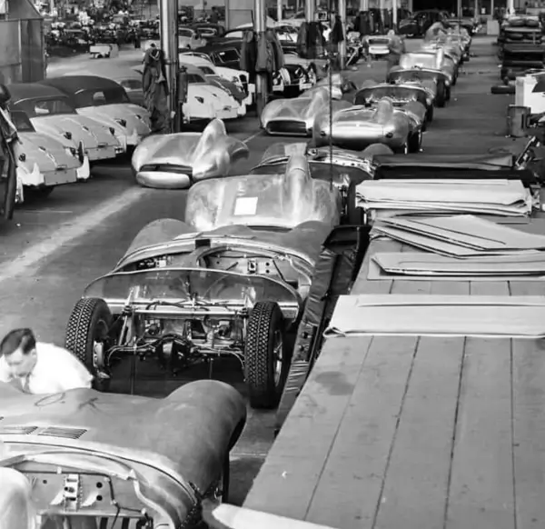 Dunlop Racing R1 Tyres on a Jaguar D-Type